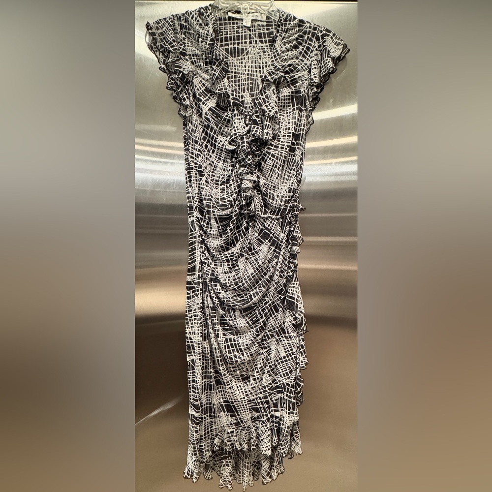 Diane von Furstenberg Silk Ruffle V-Neck Wrap Style Dress. Sz. 6. EXCELLENT COND